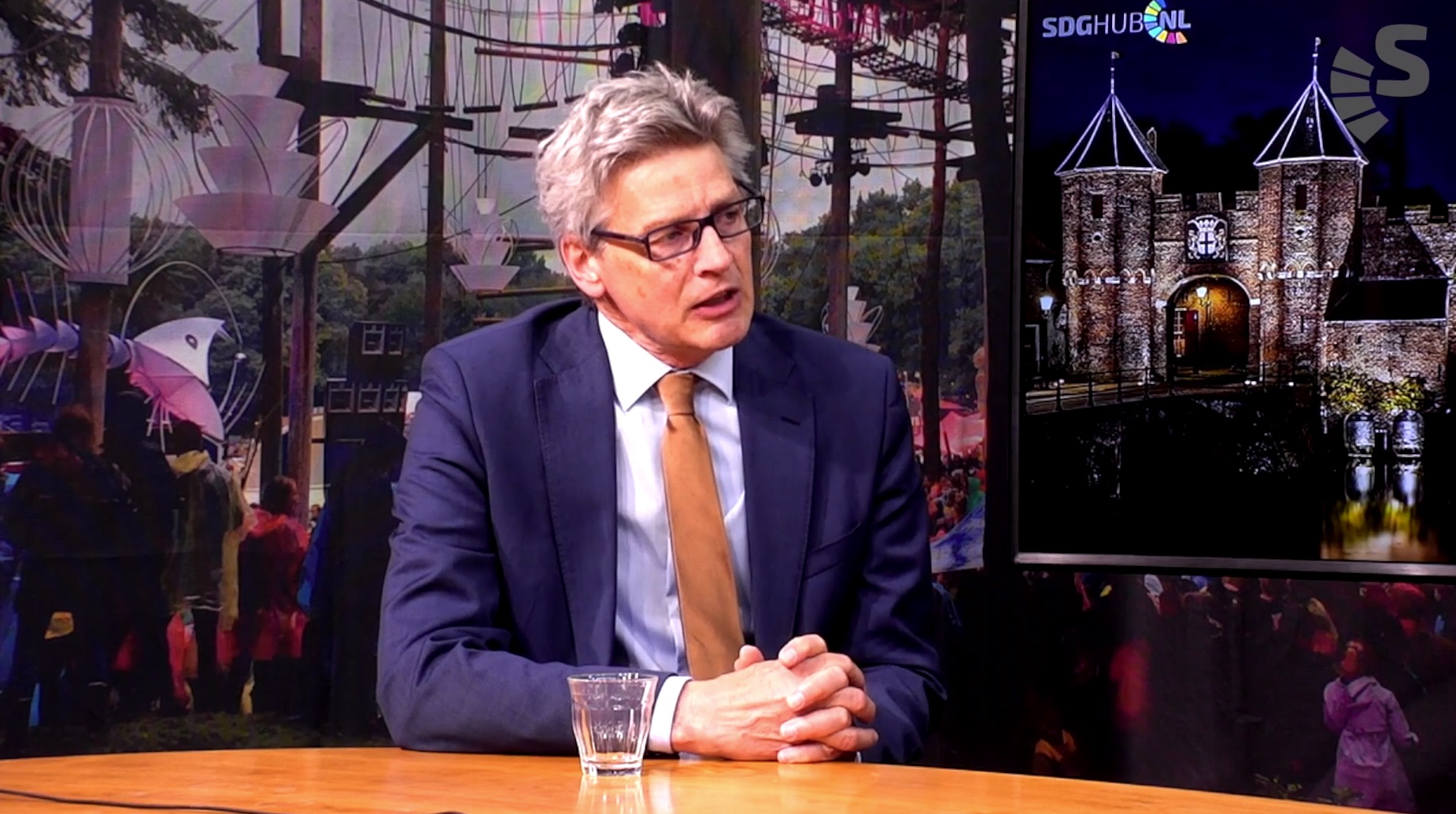 Burgemeester Bolsius aan tafel bij Stadsdialoog De Toekomst Van
