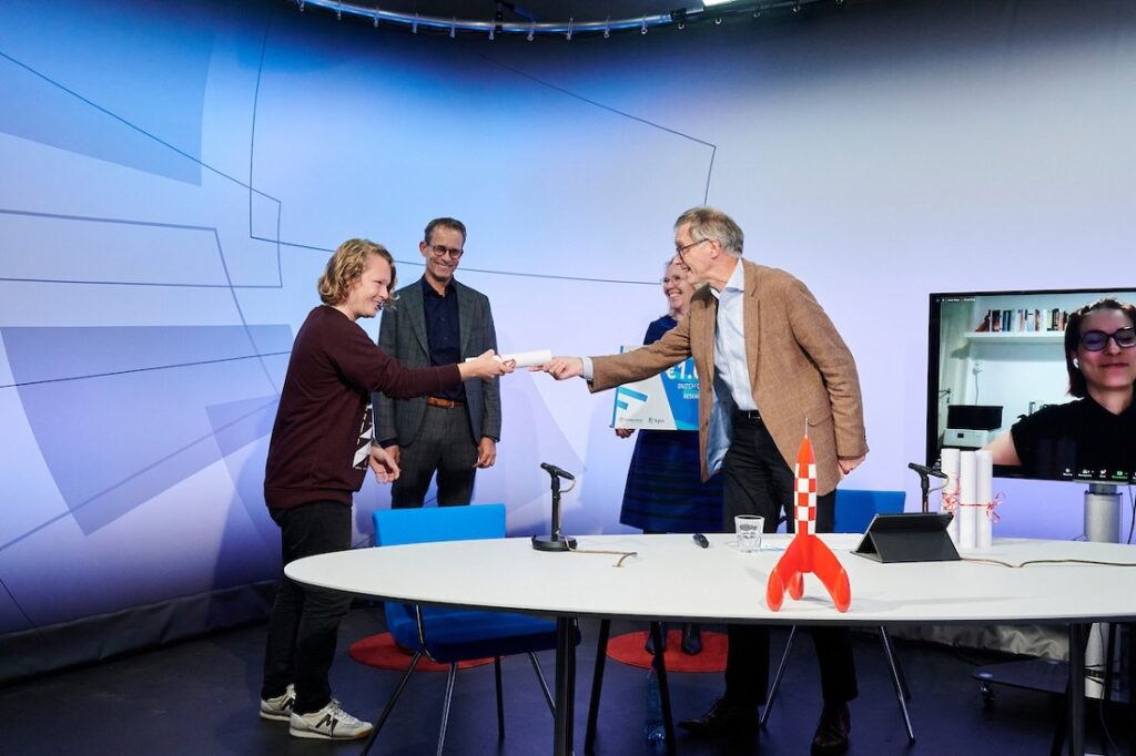 Sebastian Österlund (links op de foto) ontvangt de DCSRP 2020 Certificaat of Excellence van Jan Piet Barthel (dcypher).